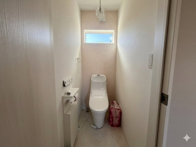 栃木市箱森町　中古戸建　吹抜けリビング×アーチ空間のある築浅デザイナーズ住宅太陽光＆蓄電池設置のトイレ|1Fトイレ