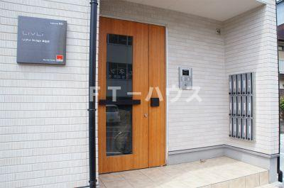 習志野市津田沼３丁目のアパートのエントランス