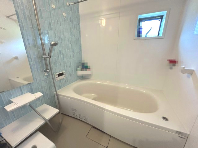 長岡京市奥海印寺大見坊の浴室|約1坪の広々浴室で、肩までゆったり浸かれる浴槽付き。