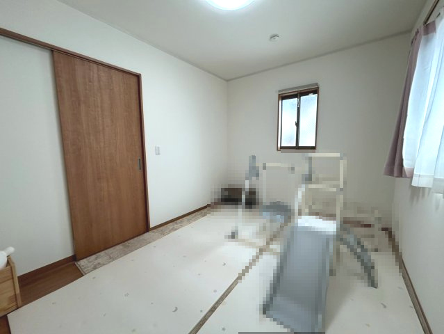 長岡京市奥海印寺大見坊の洋室|洋室（約6帖）
二面採光で日当たり良好。お子様部屋や書斎としてご活用いただけます。