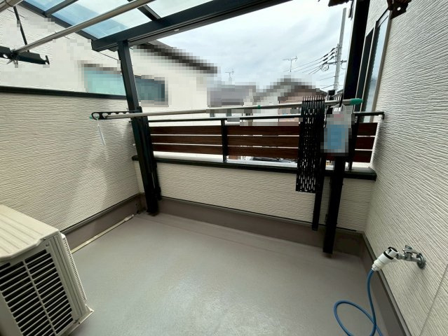 長岡京市奥海印寺大見坊のバルコニー|洗濯物の外干し可能な奥行広めのバルコニー。
バルコニーに蛇口があるので、手軽にお掃除ができます。