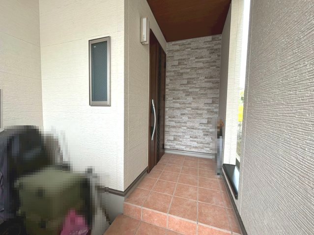 長岡京市奥海印寺大見坊の玄関|玄関前には、雨の日も安心のポーチがあります。