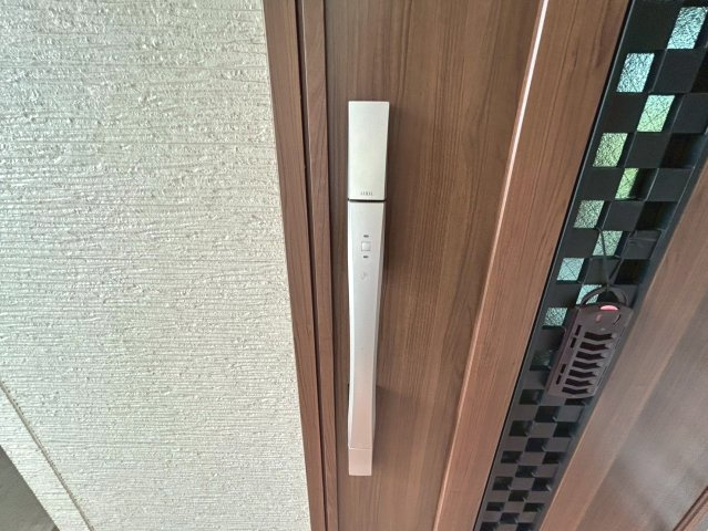 長岡京市奥海印寺大見坊の玄関|電子錠付きの玄関ドアで、安心・便利な暮らしをサポート。