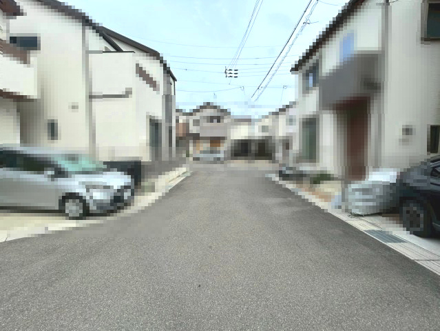 【成約済】長岡京市奥海印寺大見坊の前面道路含む現地写真|きれいに整備された分譲地内の住宅で、落ち着いた暮らしを実現できます！