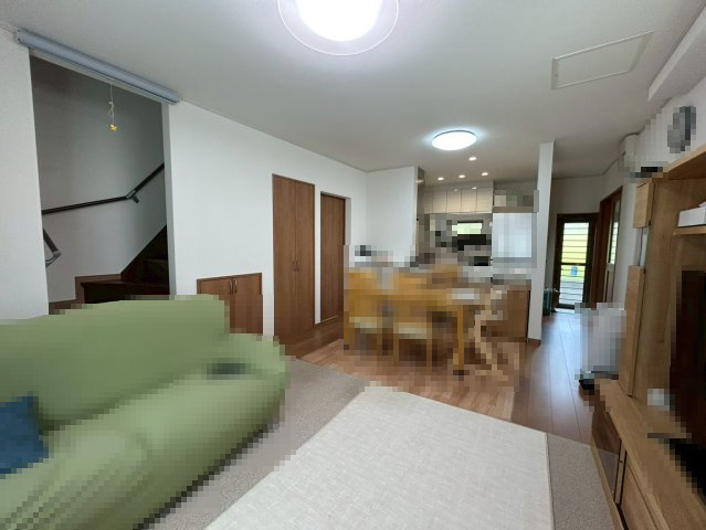 長岡京市奥海印寺大見坊の居間・リビング|南向きで明るい日差しが差し込むLDK！（約15.9帖）