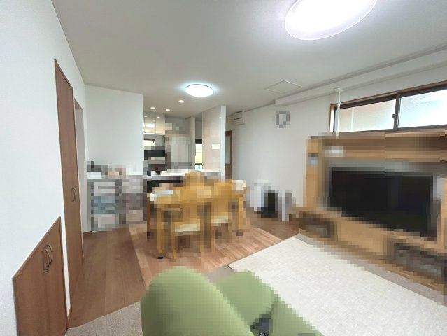 長岡京市奥海印寺大見坊の居間・リビング|リビング内に2つの収納スペースがあり、日用品やお子様のおもちゃの整理にも便利です。