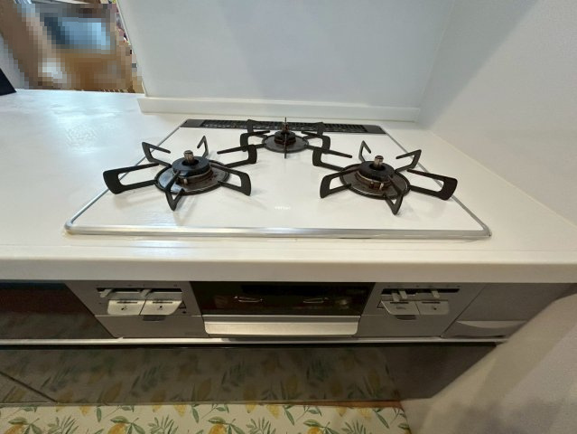 長岡京市奥海印寺大見坊のキッチン|3口ガスコンロ付きで、複数の料理も同時に調理可能。