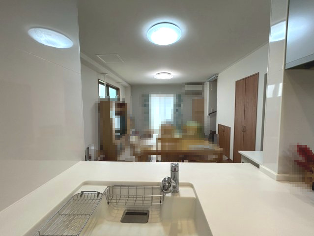 長岡京市奥海印寺大見坊のキッチン|リビング・ダイニングが見渡せるキッチンは、小さなお子様のいるご家庭に嬉しい間取りです。