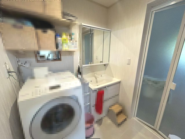 長岡京市奥海印寺大見坊の独立洗面台|三面鏡付きの洗面化粧台と、横には洗濯機置き場スペース・収納棚を確保。