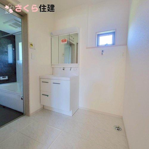 いろどりアイタウン　日光市瀬尾22-P3　4号棟の洗面所|洗面台にもたっぷり収納を完備◎