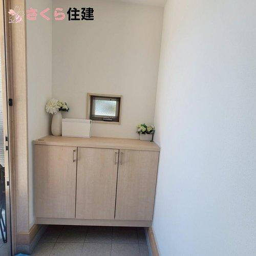 いろどりアイタウン　日光市瀬尾22-P3　4号棟の玄関|インテリアなども置ける玄関靴箱