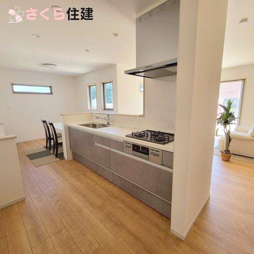 いろどりアイタウン　日光市瀬尾22-P3　4号棟のキッチン|アイランドキッチンですがガス台は壁で囲っているので来客時の視線も気になりません♪