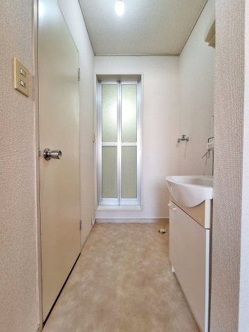 ドミール新町の和室|南東向きの明るい和室６畳　収納2間