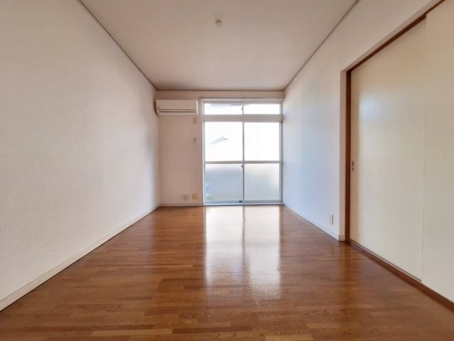 ドミール新町のその他|ダイニングより振り分けの各居室へ　南東向き角部屋２面採光