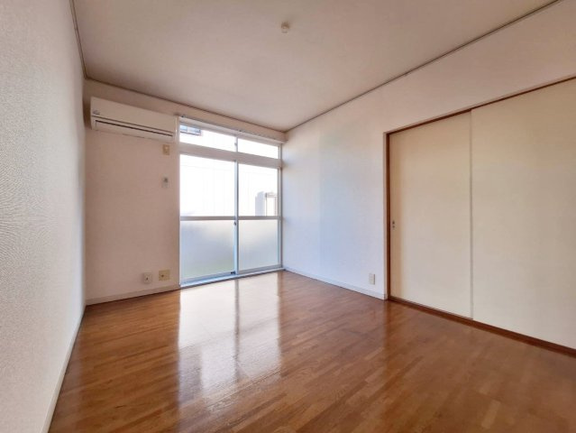 ドミール新町の洋室|ダイニングから振り分けタイプの居室　南東向き日当り良好