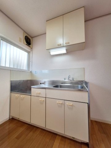 ドミール新町のキッチン|窓も豊富な広々したダイニングキッチン８．５帖　収納が豊富なガス２口設置可キッチン