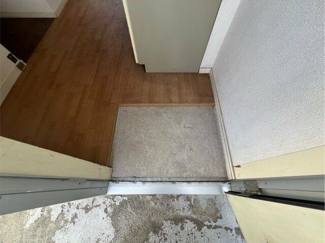 玄関内装でございます。