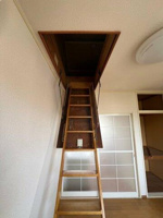 屋根裏スペースがございます。