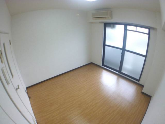 灘南ビルの洋室