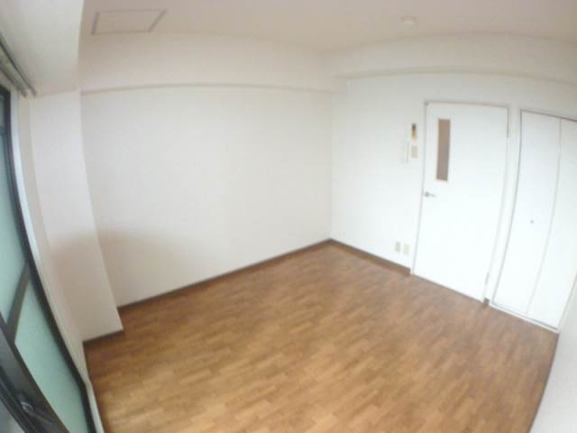 灘南ビルの洋室