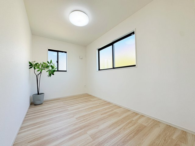 新築戸建・新築建売　郡山市菜根　桜小・第三中の洋室|キッチンすぐ隣の洋室は学習スペースやテレワークルームなど多用途として活用できます！