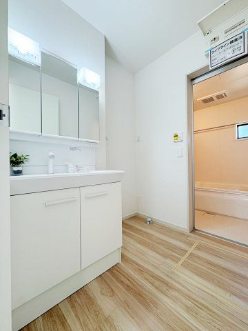 新築戸建・新築建売　郡山市菜根　桜小・第三中の独立洗面台|三面鏡タイプの独立洗面台で、身だしなみチェックも収納力も◎洗面まわりもすっきり清潔に保てます！