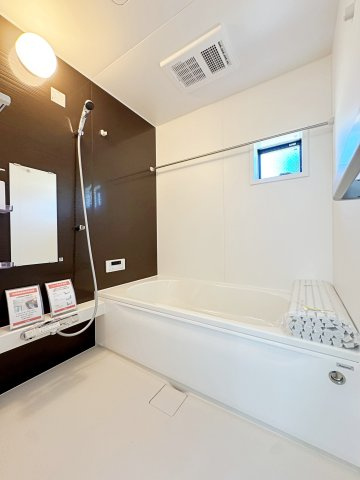 新築戸建・新築建売　郡山市菜根　桜小・第三中の浴室|自然光が入る小窓付きのバスルーム♪物干し竿＆浴室乾燥で天気に左右されません♪