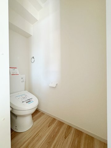 新築戸建・新築建売　郡山市菜根　桜小・第三中のトイレ|床は落ち着いたブラウン系で清潔感を感じられるホワイト基調の壁です！