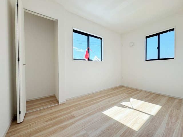 新築戸建・新築建売　郡山市菜根　桜小・第三中の洋室|2面採光で陽射しがたっぷり差し込む明るい洋室です！