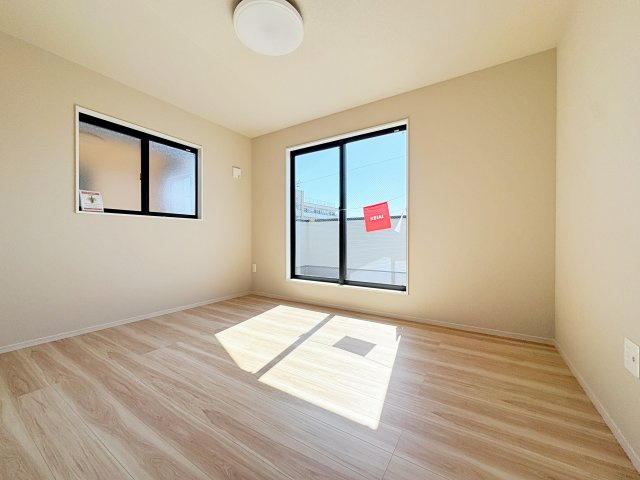 新築戸建・新築建売　郡山市菜根　桜小・第三中の洋室|2面採光で明るい洋室です！ホワイト基調の爽やか空間からインナーバルコニーにも出られます♪