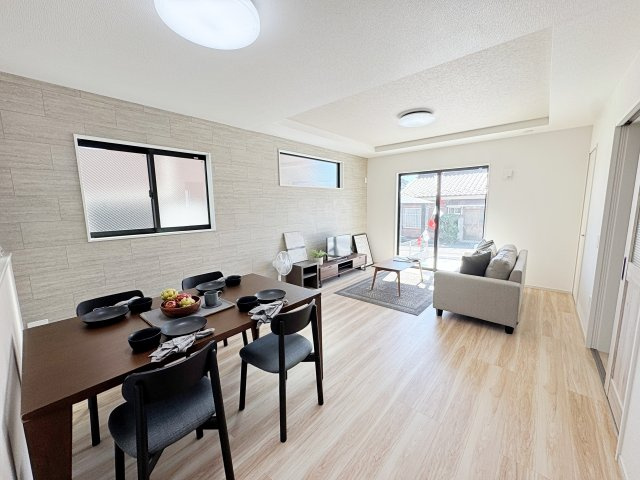 新築戸建・新築建売　郡山市菜根　桜小・第三中の居間・リビング|ライトグレー系のアクセントクロスは空間を上品で落ち着いた印象にまとめています！