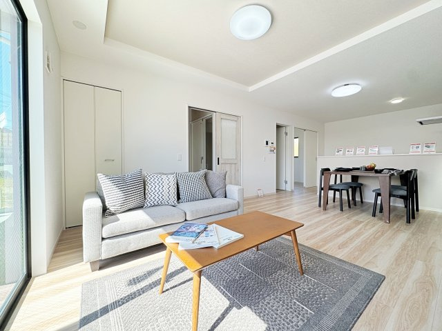 新築戸建・新築建売　郡山市菜根　桜小・第三中の居間・リビング|リビングには大きな窓があり明るい陽射しが差し込む開放的で心地よい空間です！