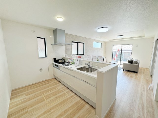 新築戸建・新築建売　郡山市菜根　桜小・第三中のキッチン|3口コンロなのでご飯を作りながらお弁当のおかずも作れて便利！