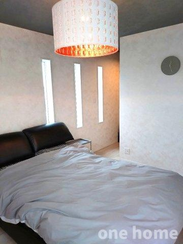 堺市中区辻之 中古戸建の洋室|◆約7.0帖洋室 別角度です！奥はウォークインクローゼットへと繋がります！
◆【onehome販売窓口】売主様→当社→お客様の関係でご内覧～商談までスムーズです!!
