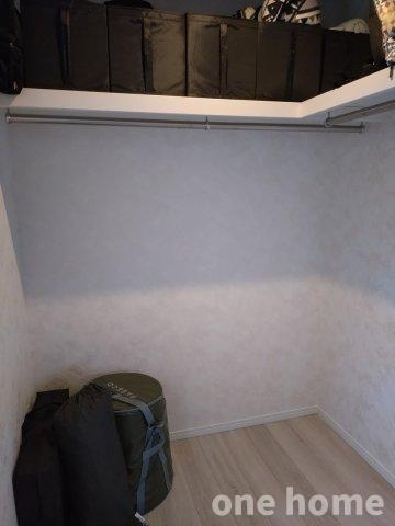 堺市中区辻之 中古戸建の収納|◆衣類や鞄などの収納に便利なウォークインクローゼットです！扉がないオープン仕様につき、通気性がよく空間に広がりを感じられます！