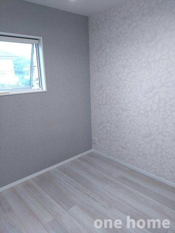 堺市中区辻之 中古戸建の洋室|◆クロスにはお洒落なアクセントクロスが施されています！ワンランク上のお洒落な内装です！
◆【onehome販売窓口】売主様→当社→お客様の関係でご内覧～商談までスムーズです!!