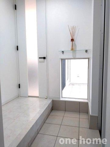 堺市中区辻之 中古戸建の玄関|◆玄関は優しいホワイトでまとめた清潔感のある空間です！
◆【onehome販売窓口】売主様→当社→お客様の関係でご内覧～商談までスムーズです!!