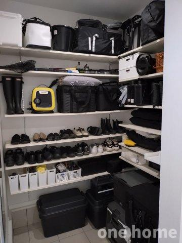 堺市中区辻之 中古戸建の収納|◆玄関横にはシューズインクローゼットがあり、靴などはもちろん、レイングッズやアウトドアグッズなどしっかり収納ができます！