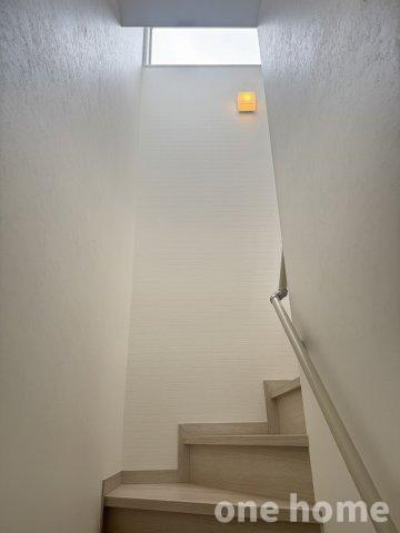 堺市中区辻之 中古戸建の内装|◆階段にも自然の光が差し込みます！手すりが設置され、誰でも安心に昇降できます！
◆【onehome販売窓口】売主様→当社→お客様の関係でご内覧～商談までスムーズです!!