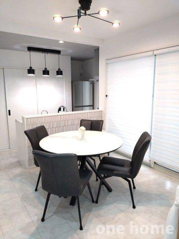 堺市中区辻之 中古戸建の居間・リビング|◆広々LDKは約16.1帖！白を基調としたスタイリッシュな内装です！ペンダントライトなど各所にお洒落な設備が施されています！
