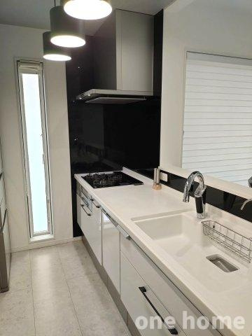 堺市中区辻之 中古戸建のキッチン|◆白を基調としたシステムキッチンです！対面式キッチンにつき、お料理をしながら家族と会話を楽しめます♪