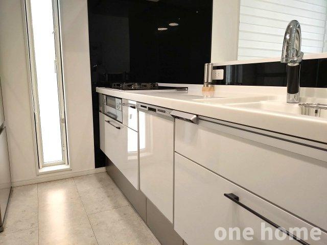 堺市中区辻之 中古戸建のキッチン|◆グリル付３口ガスコンロ搭載！時短が叶う食器洗浄乾燥機 完備！
◆キッチン下の収納はスライド式で、大型の鍋類など奥に収納したものが取り出しやすい仕様です！