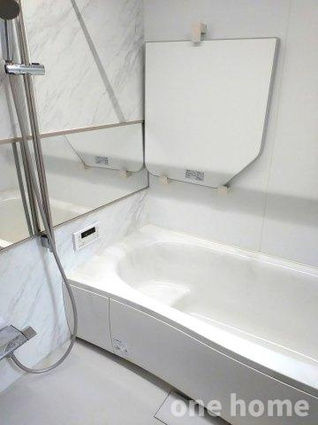 堺市中区辻之 中古戸建の浴室|◆浴室は白を基調とした広々空間で一日の疲れをリフレッシュできます！
◆浴槽はステップ付きで、半身浴をお楽しみいただけます♪
◆シャワーの高さを調整できるスライドバー付きです！