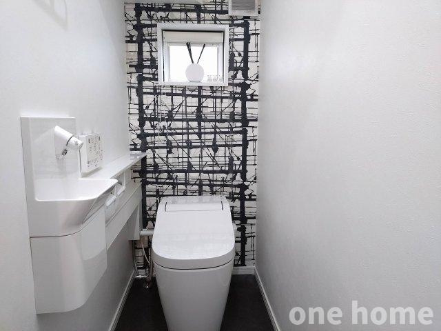 堺市中区辻之 中古戸建のトイレ|◆1階タンクレス温水洗浄便座付きトイレです！操作がしやすい壁掛けリモコンです！
◆手洗いがあり、石鹸で手を洗うことが出来ます！