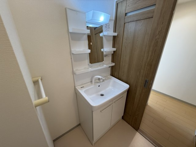 ヴェリテ上野東の独立洗面台