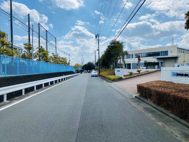 浜名区新都田4丁目の周辺|前面道路を北から南向きに撮影しました。この道路幅なら、１０ｔトラックもゆとり持ってまわすことができますよ；！