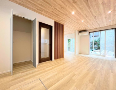 【居間・リビング】 | ◆上山３丁目中古戸建◆ | ◆リビングの一角に便利な収納を確保。日用品や小物整理に最適です。