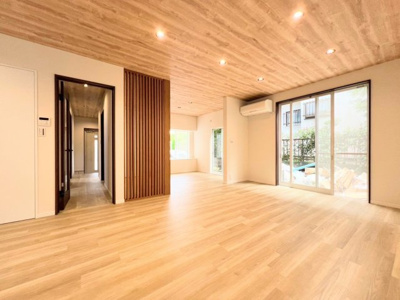 【居間・リビング】 | ◆上山３丁目中古戸建◆ | ◆広々としたリビング・ダイニングは、シックでモダンな内装。落ち着いた雰囲気に包まれて、伸びやかな空間のなかで、ゆったりと家族団らんのひとときを過ごせます。