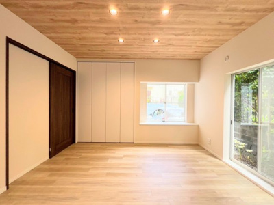 【居間・リビング】 | ◆上山３丁目中古戸建◆ | ◆柔らかな色合いのフローリングと清潔感のあふれる白のクロスが明るい空間を創り出しているリビングダイニング。家族の集まる憩いの場にふさわしいです。