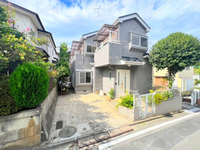 【前面道路含む現地写真】 | ◆上山３丁目中古戸建◆ | ◆堂々たる趣ながら、主張し過ぎずどこか余裕を感じさせるシャープなフォルムで佇む邸宅は、晴天の空と照らし合わせる事で、本来あるべき完成形の姿を見せてくれます。